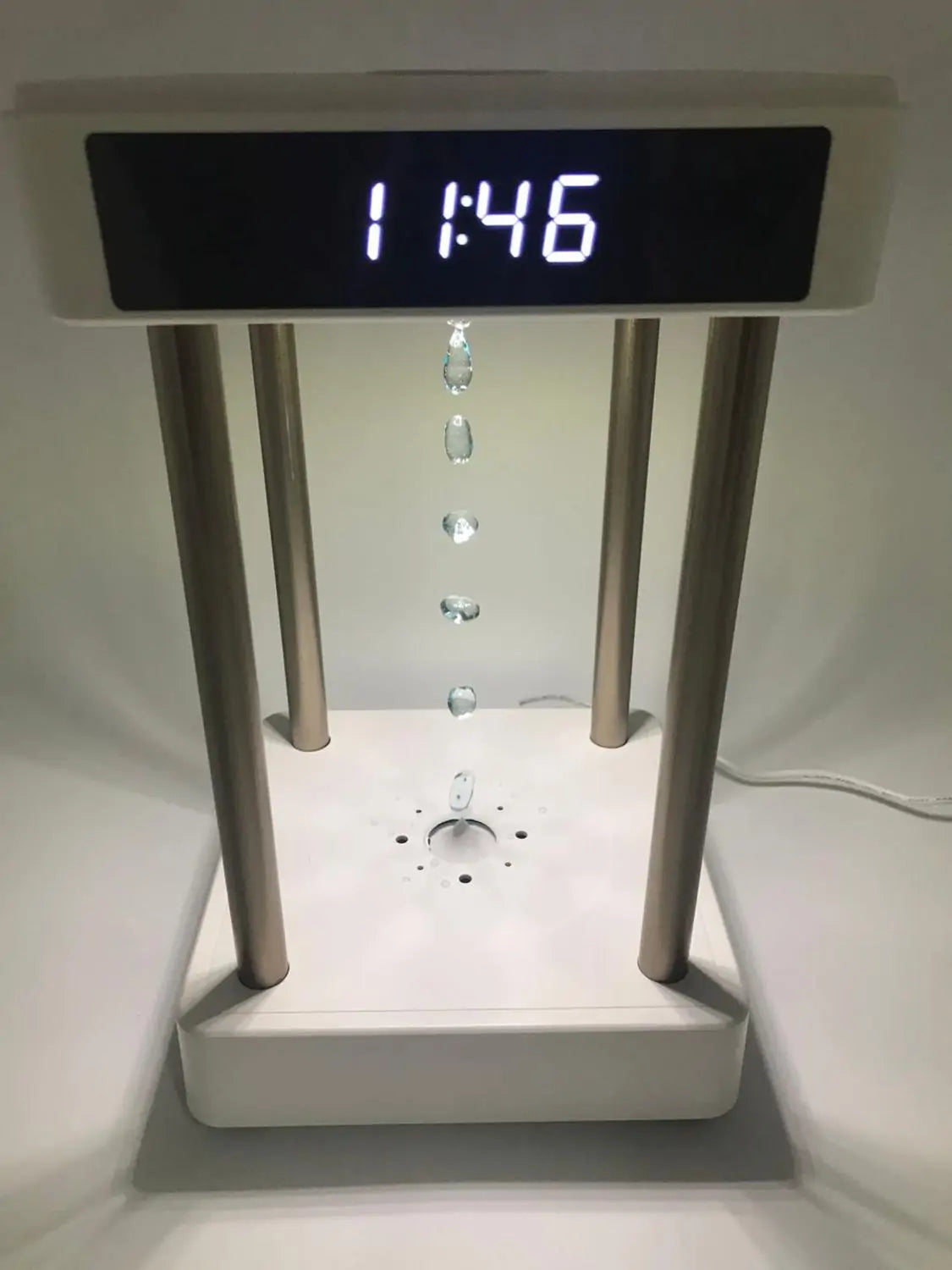 Anti-Schwerkraft schwebende Wassertropfen